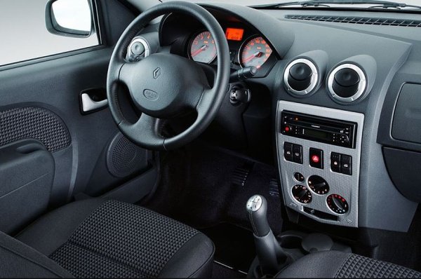 В същото време ръждясалите коли Logan, някак изремонтирани, все още се движат - експлоатационният живот на всички двигатели JH1/JH3 и ръчни трансмисии е наистина приличен и пробег от 300 или 400 хиляди километра не е смъртна присъда за тях. Logan нямаше късмет с автоматичната скоростна кутия DP2, но не е толкова лошо: когато купуват тези автомобили, хората всъщност не искат да плащат допълнително за ABS.

Най-належащата тема във форумите сред притежателите на Logan в първите години беше скърцането на стандартните чистачки. Това е, ако се фокусирате върху проблемите. И ако не ги гледате, най-често тези хора обсъждаха колко прекрасен е автомобилът: надежден, просторен и дори красив на места. 
